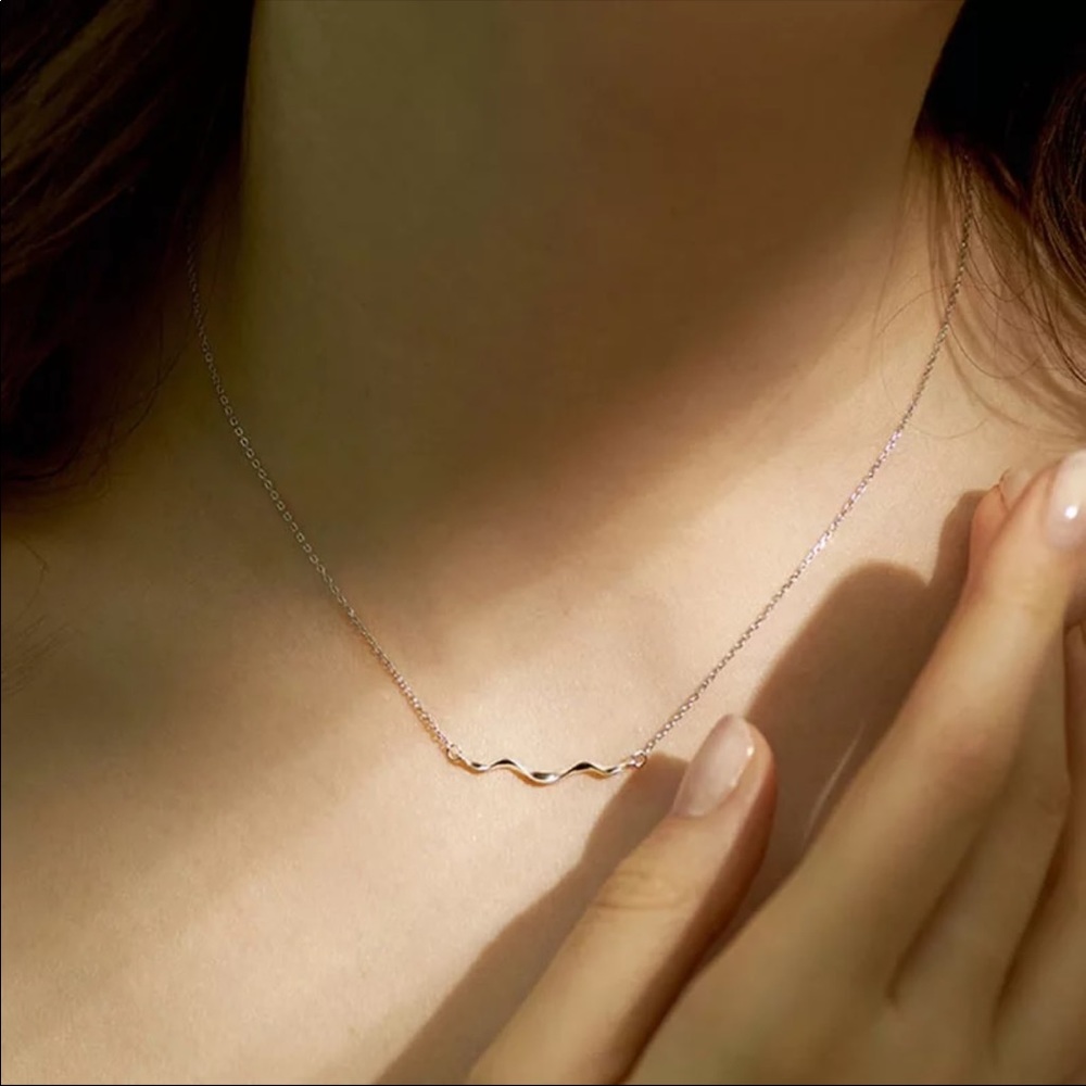 🌟 Sterling Silver 925 Wave 🌊 Necklace - Picture 2 of 3